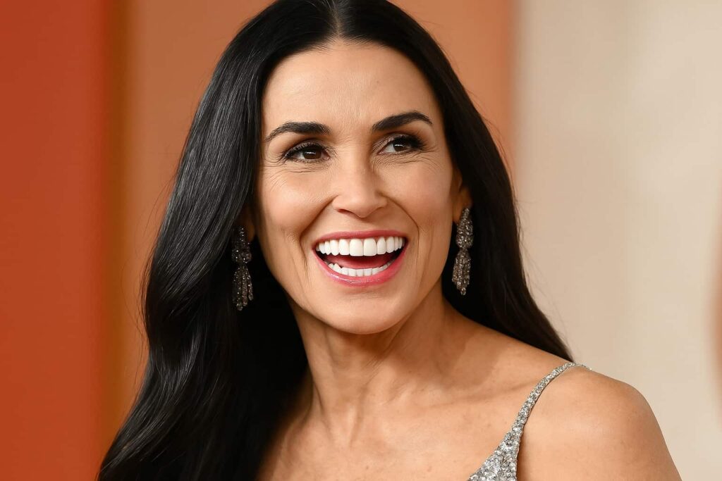 Demi Moore’s Smile Makeover From Tooth Loss-min