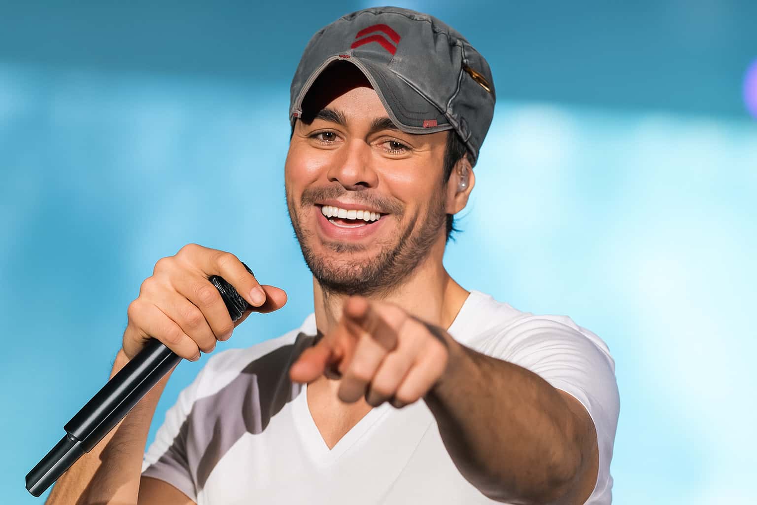La evolución de la sonrisa de Enrique Iglesias de natural a deslumbrante-min