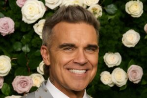 Robbie Williams’ Smile Transformation From “Nubby-Yellow Friends” to Radiant Confidence--min